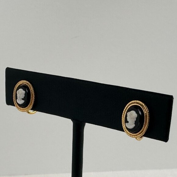Vintage Black & White Cameo Clip-On Earrings Gold-Tone Oval 1/2" Resin - Picture 3 of 14